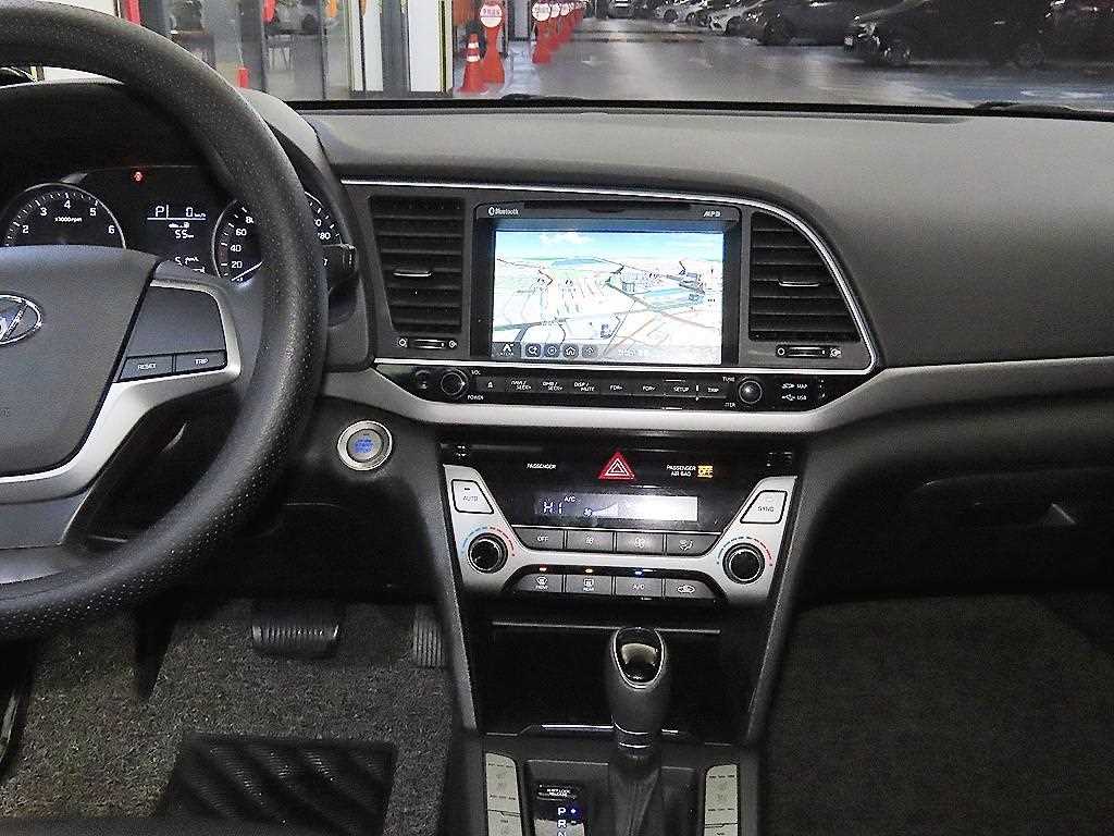 HYUNDAI Avante - Vista 11