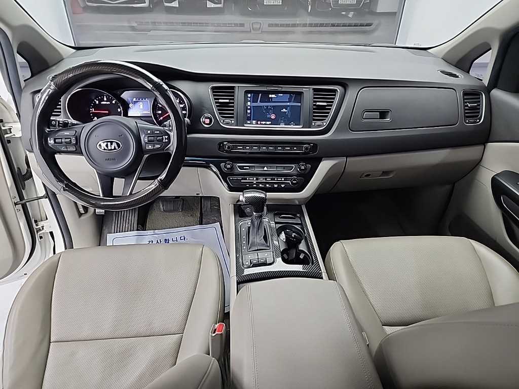 KIA Carnival - Vista 7