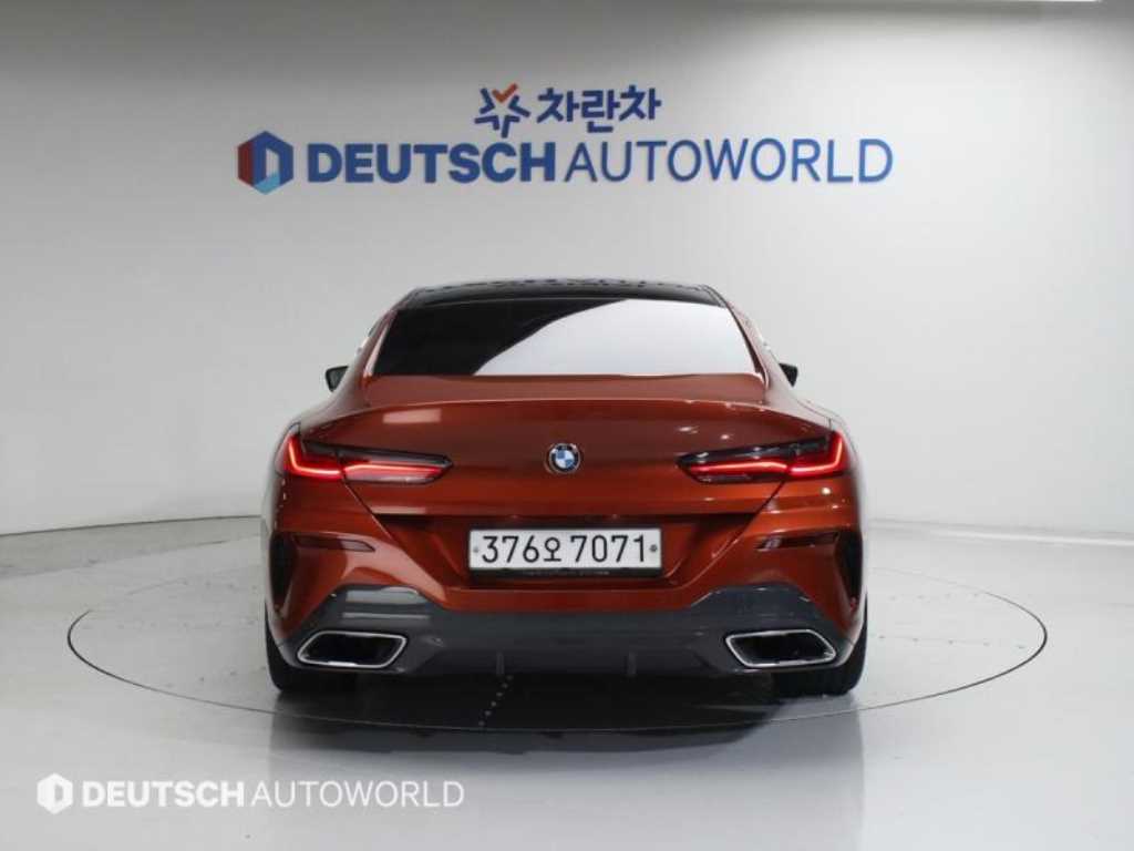 BMW 8 Series - Vista 4