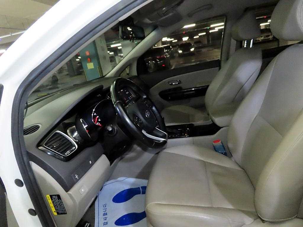 KIA Carnival - Vista 6