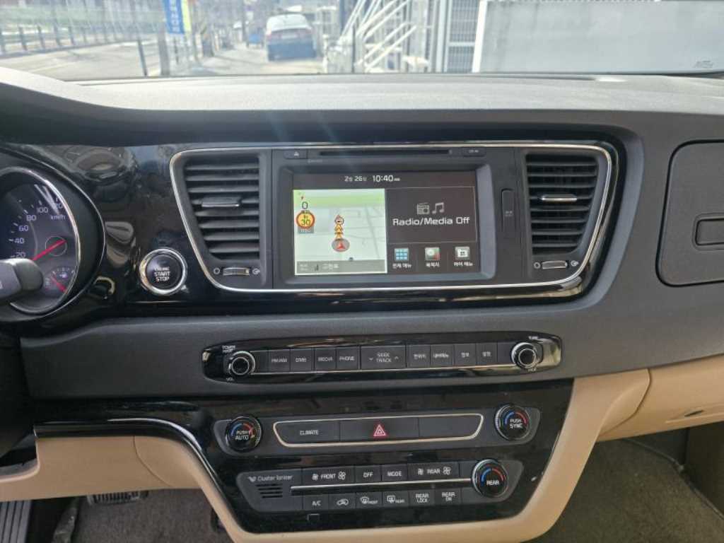 KIA Carnival - Vista 12