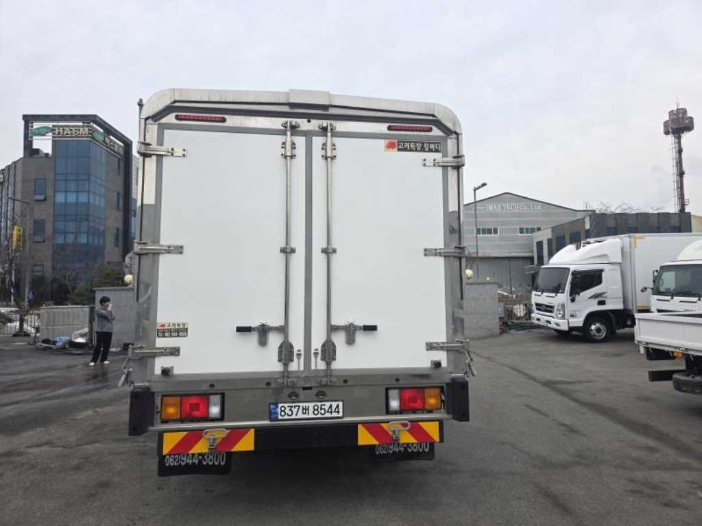 medium and large cargo truck - Vista 5