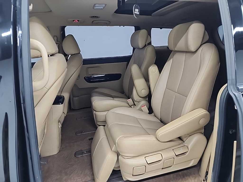 KIA Carnival - Vista 11