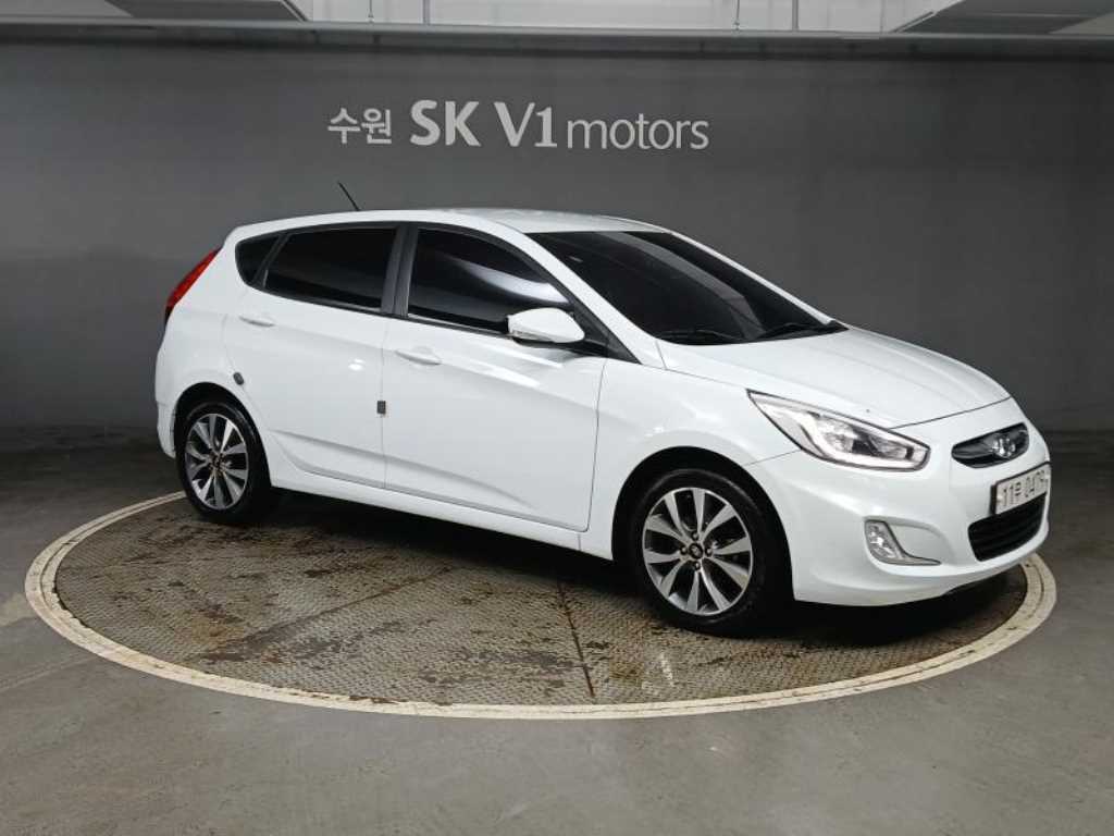HYUNDAI Accent - Vista 3