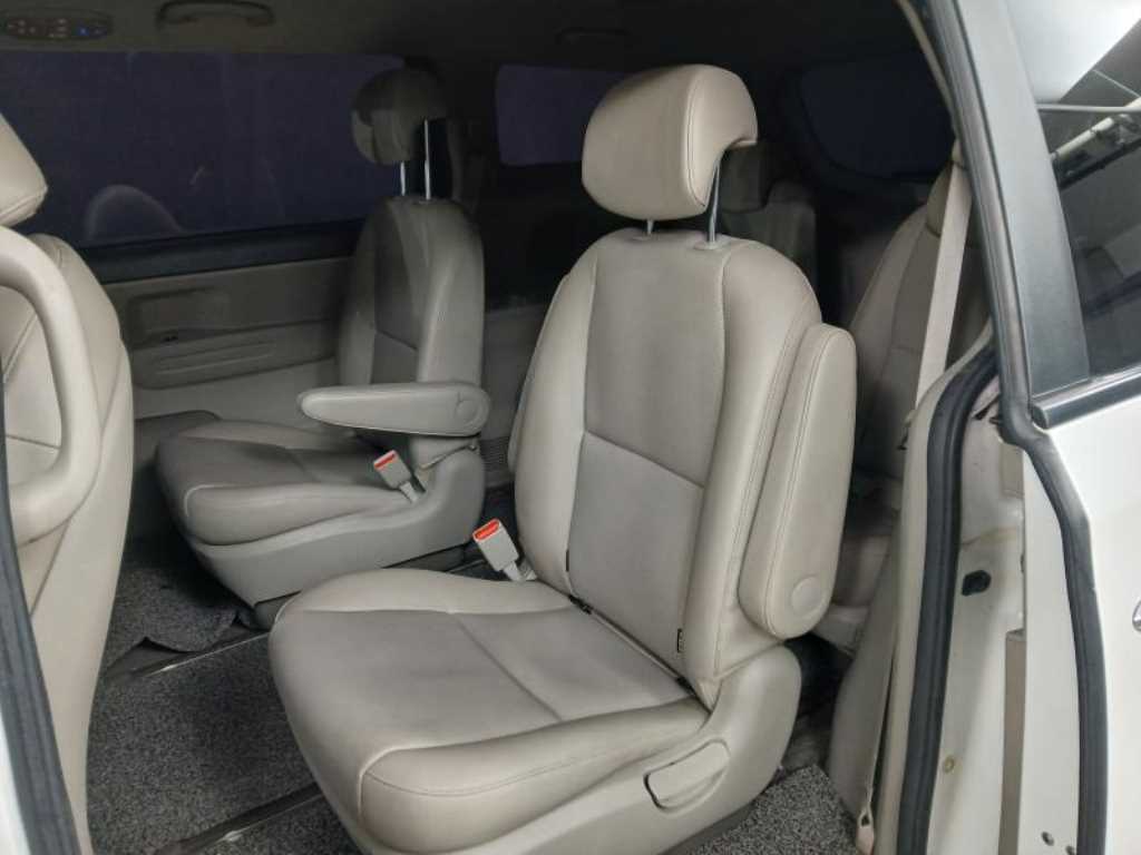 KIA Carnival - Vista 7