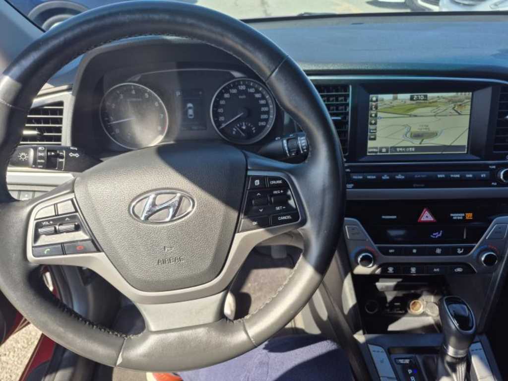 HYUNDAI Avante - Vista 10