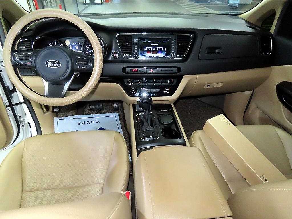 KIA Carnival - Vista 10