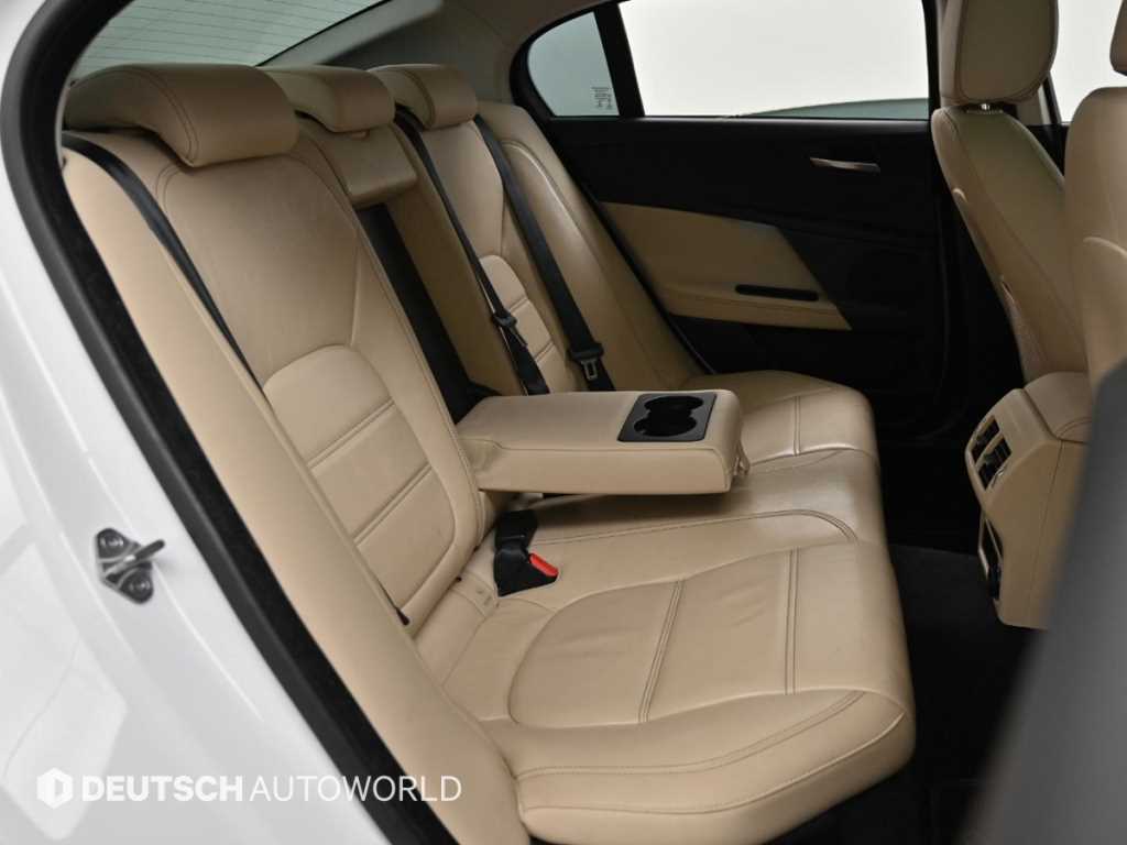 Jaguar XE - Vista 12