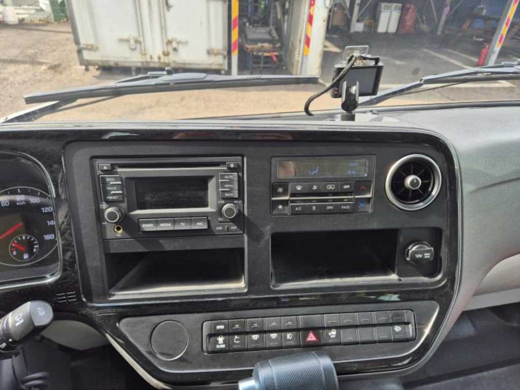 medium and large bus Hyundai bus - Vista 12