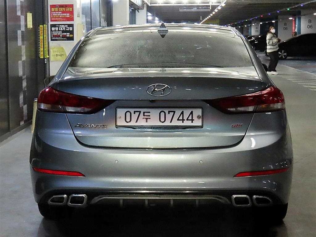 HYUNDAI Avante - Vista 5