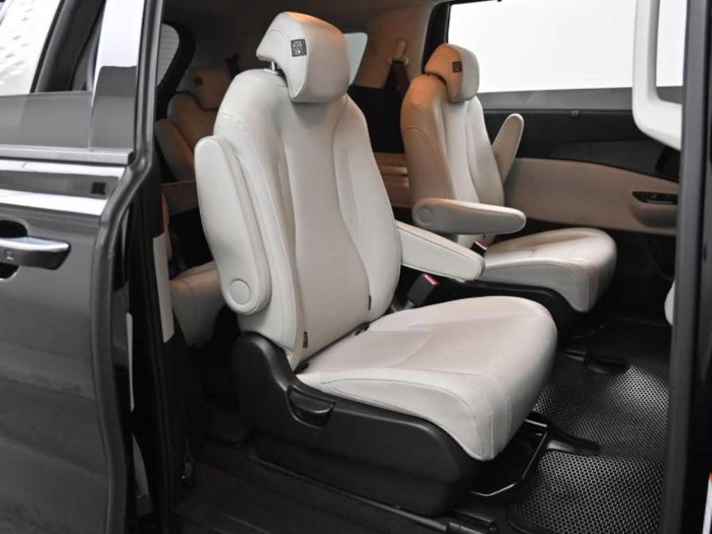 KIA Carnival - Vista 12