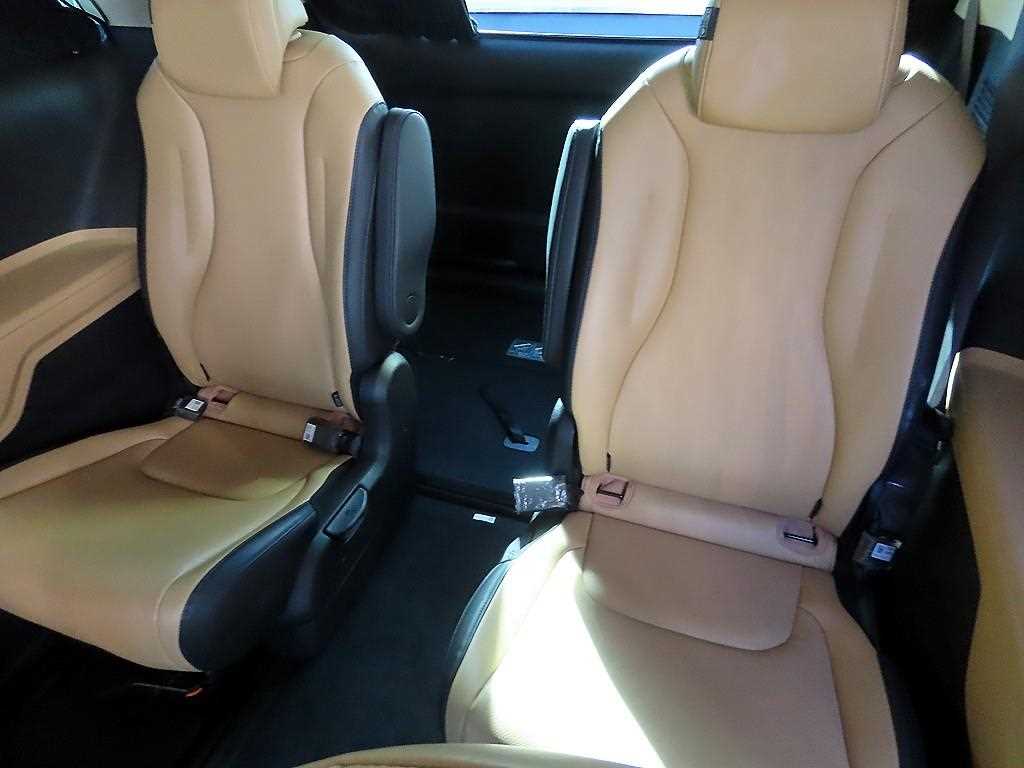 KIA Carnival - Vista 7