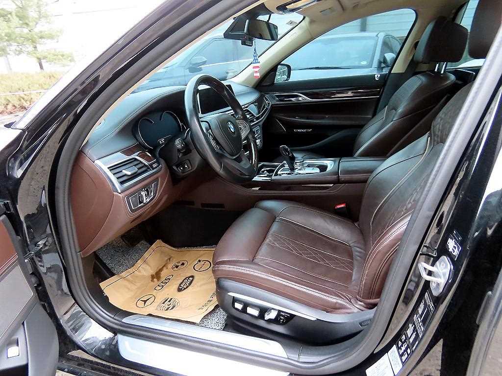 BMW 7 Series - Vista 5