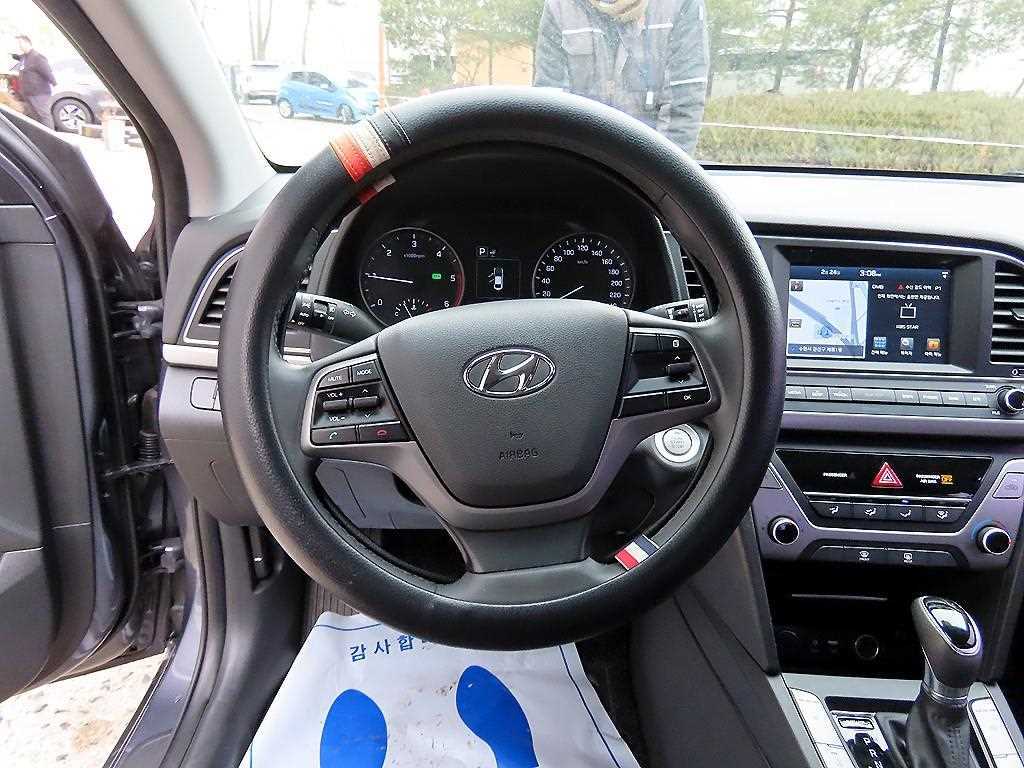 HYUNDAI Avante - Vista 8