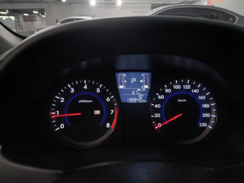 HYUNDAI Accent - Vista 9