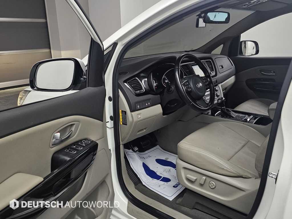 KIA Carnival - Vista 11