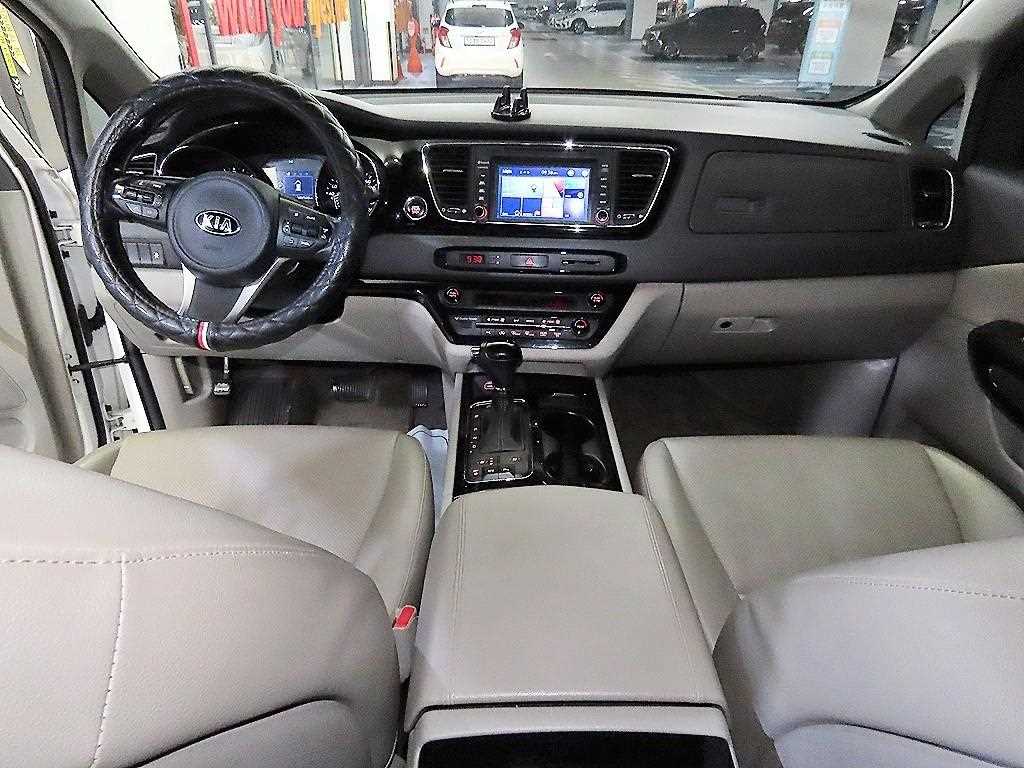 KIA Carnival - Vista 10