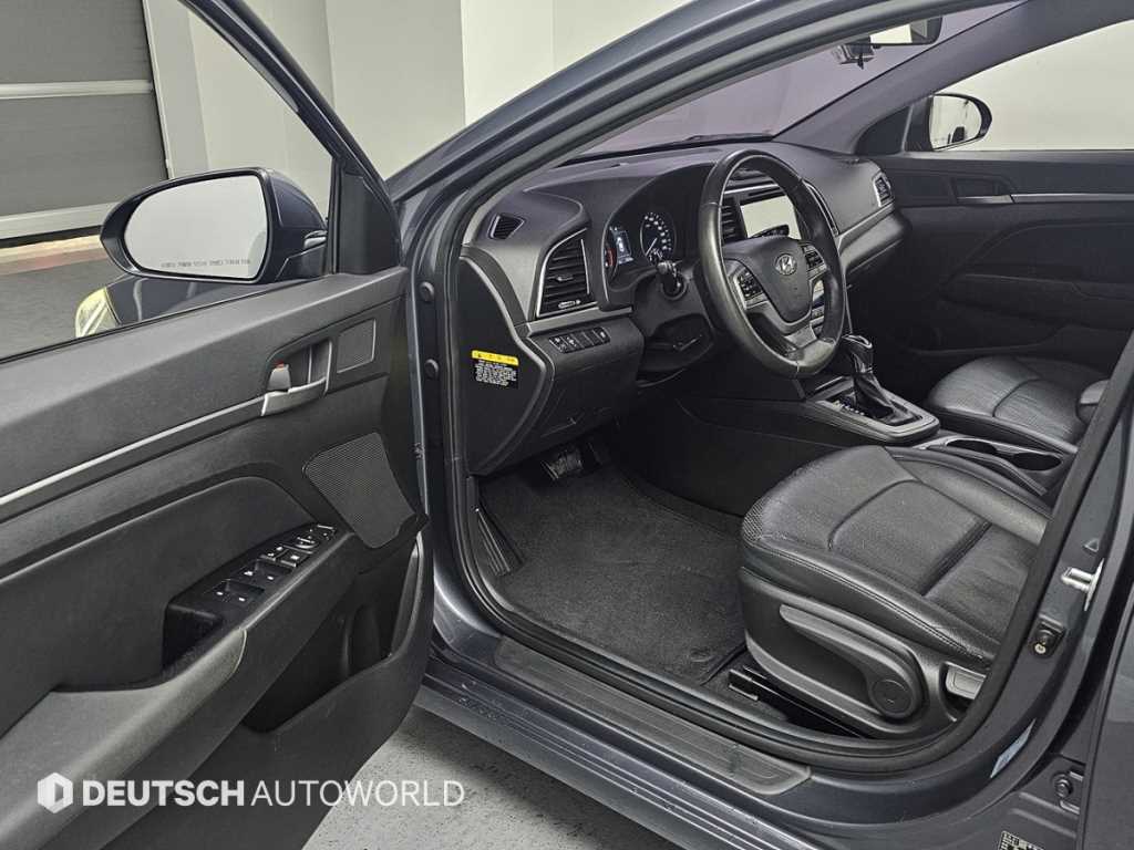 HYUNDAI Avante - Vista 9