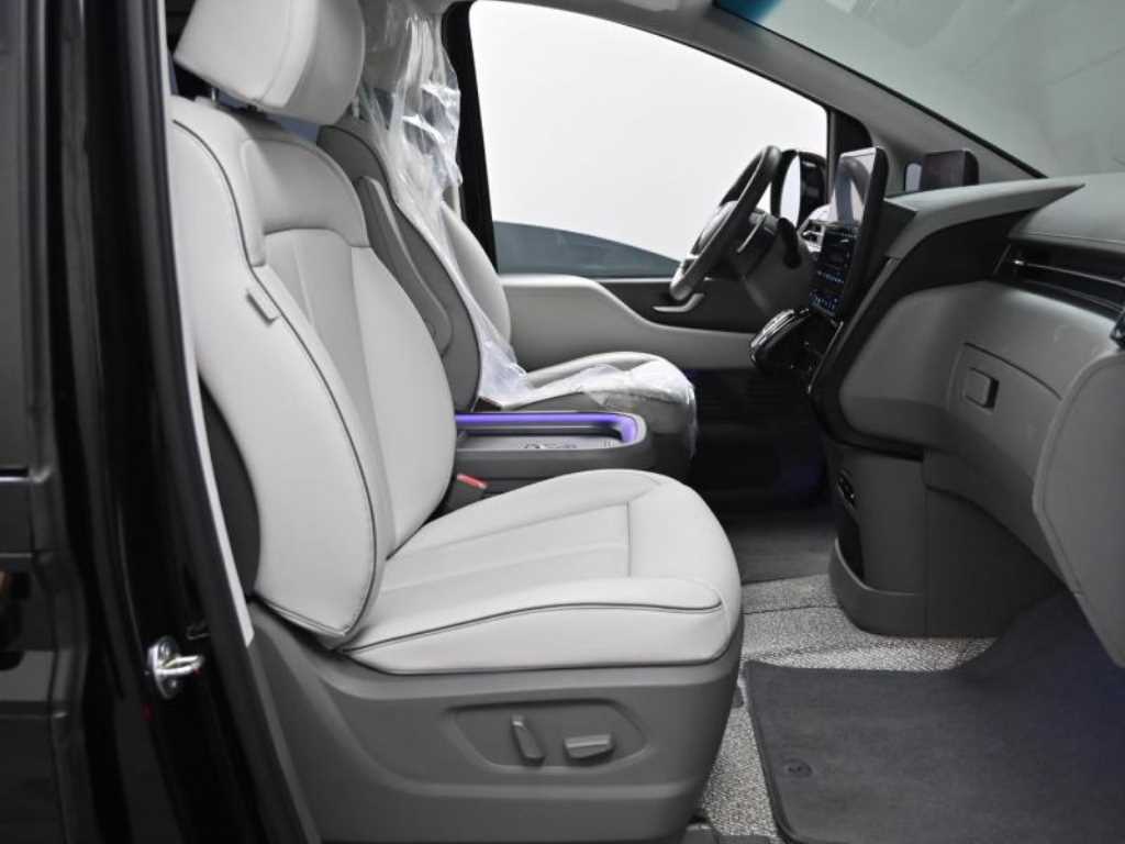 HYUNDAI Staria - Vista 10