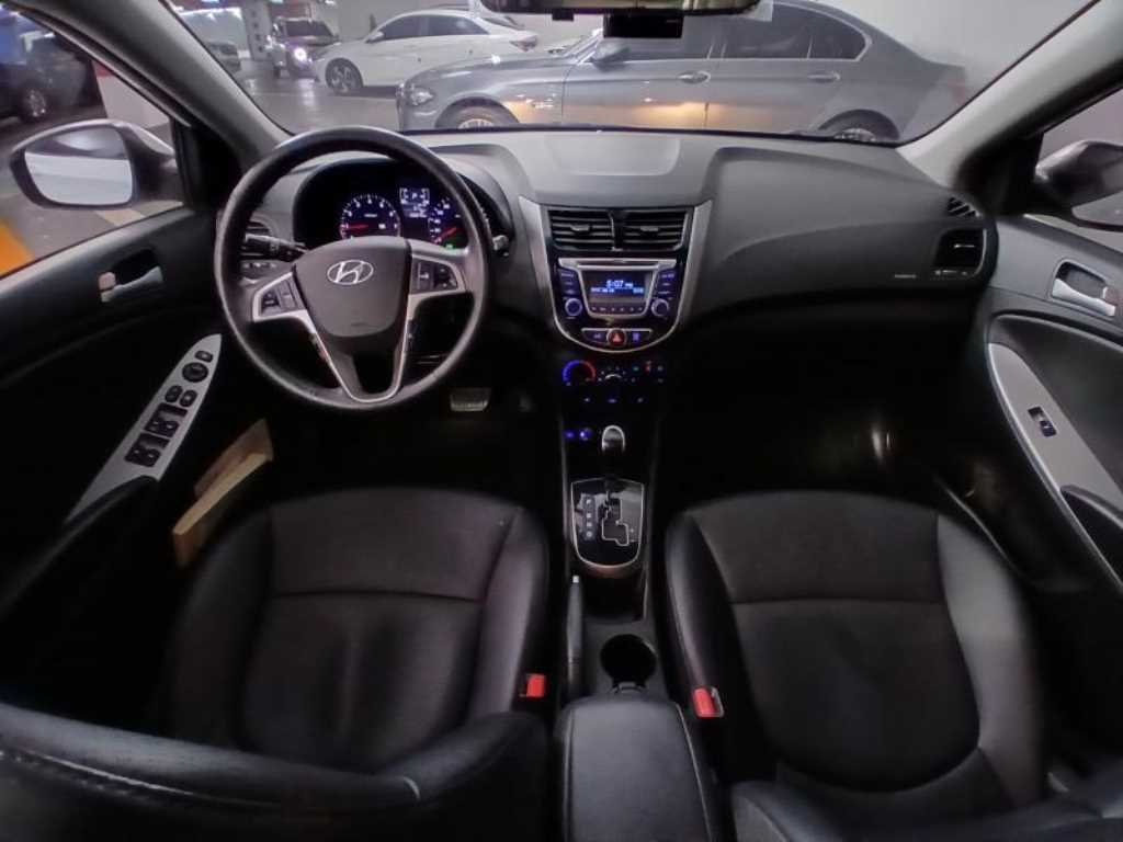 HYUNDAI Accent - Vista 6
