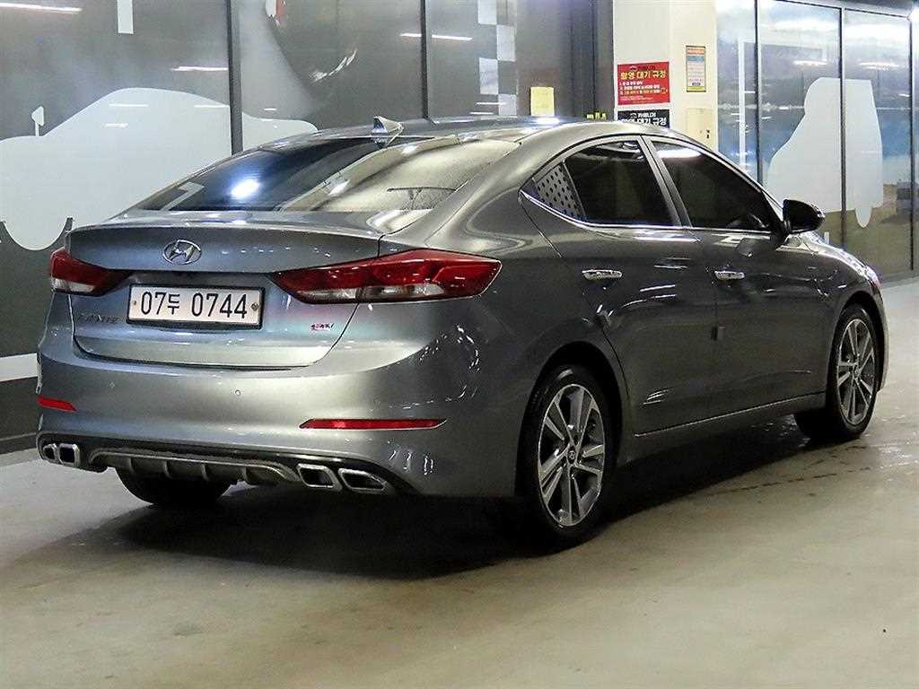 HYUNDAI Avante - Vista 4