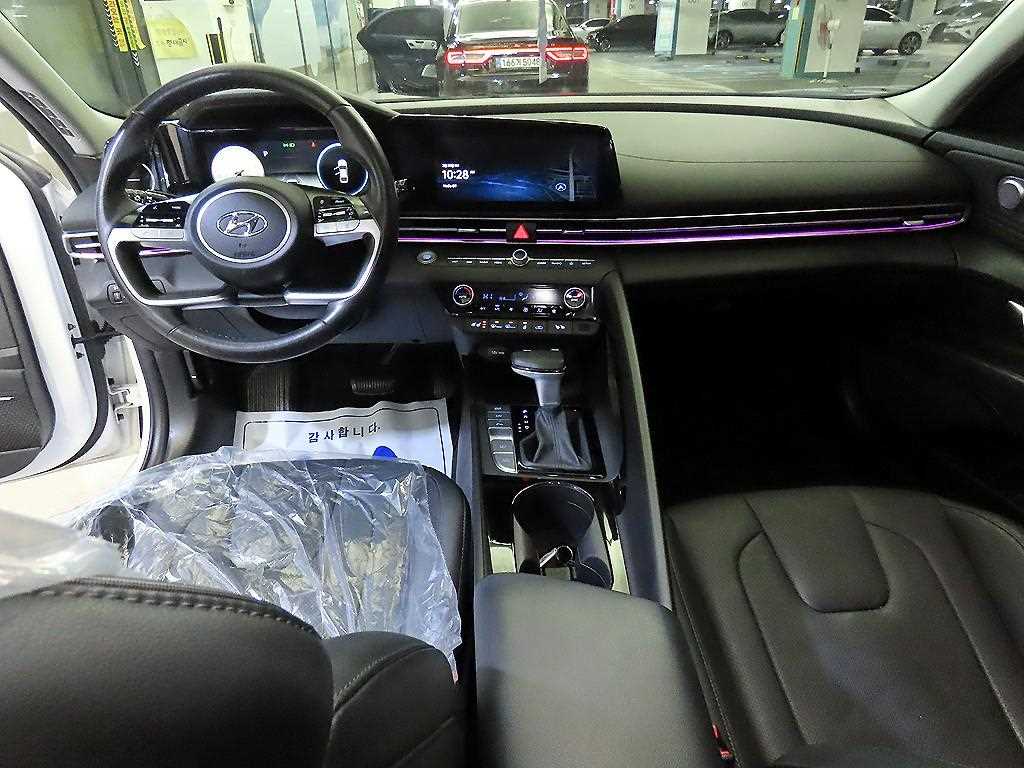 HYUNDAI Avante - Vista 10