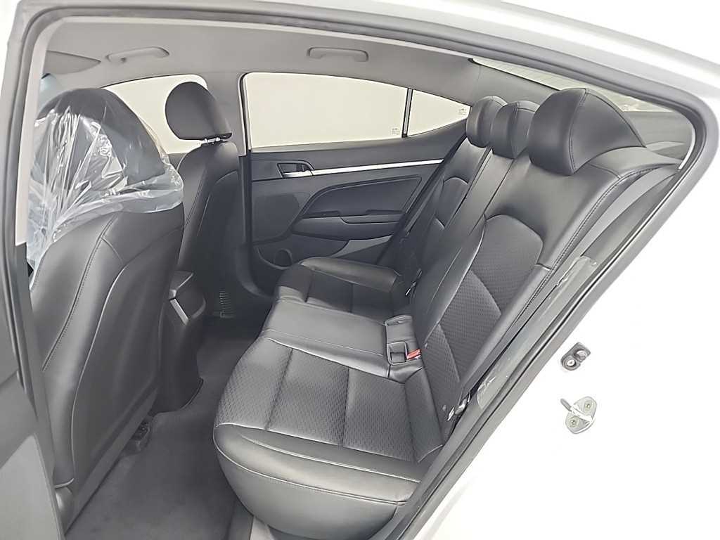 HYUNDAI Avante - Vista 12