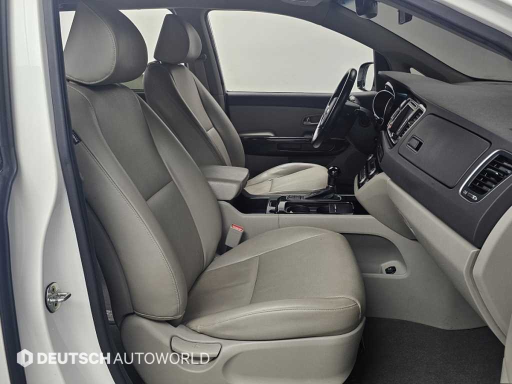 KIA Carnival - Vista 10