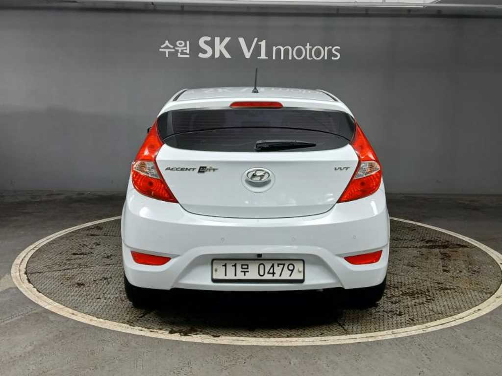 HYUNDAI Accent - Vista 5