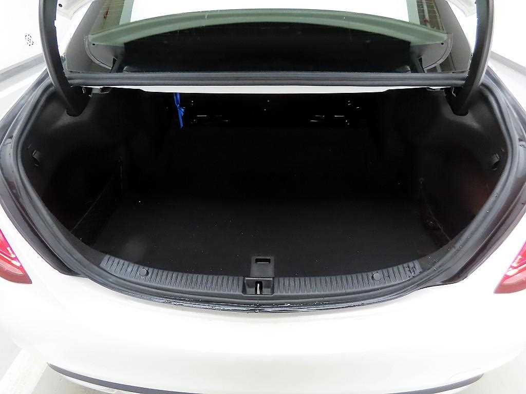 Mercedes Benz C Class - Vista 5