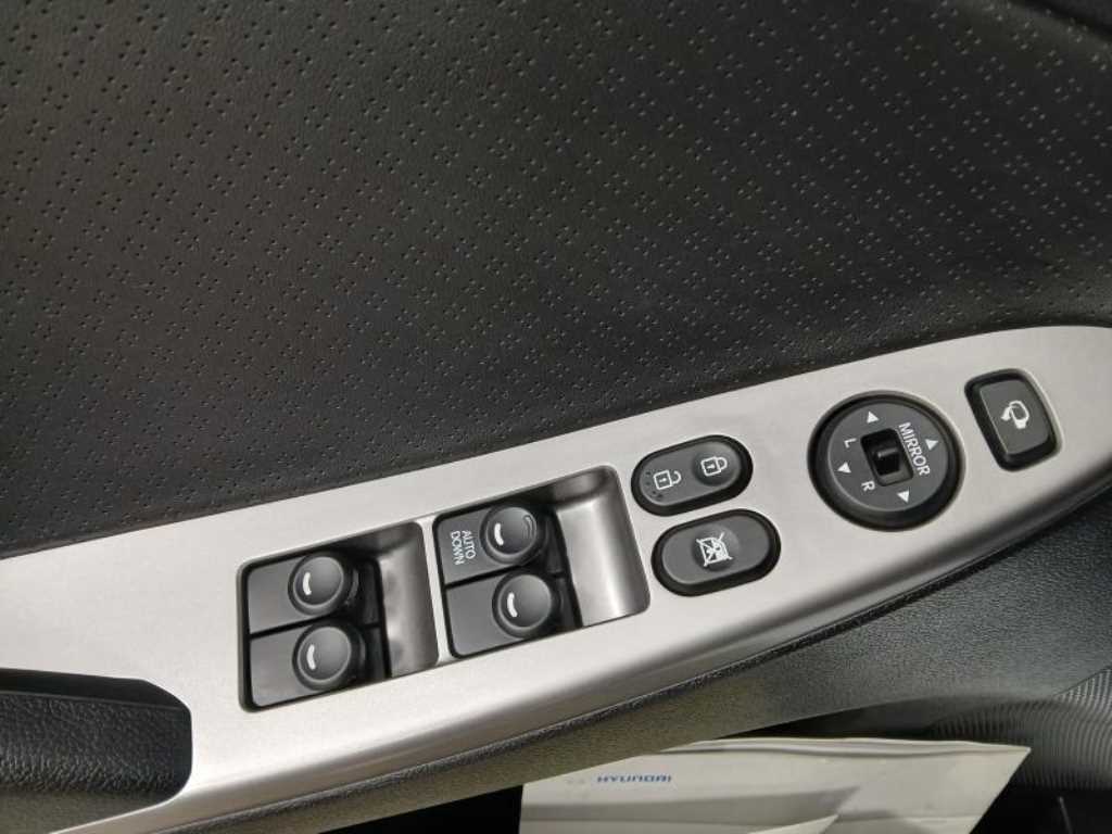 HYUNDAI Accent - Vista 10