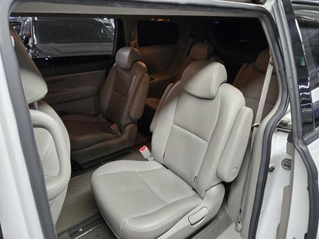 KIA Carnival - Vista 9