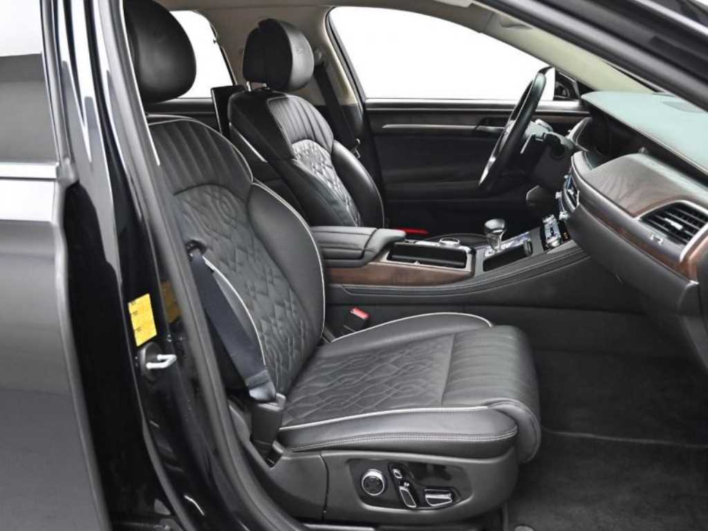 Genesis G90 - Vista 10