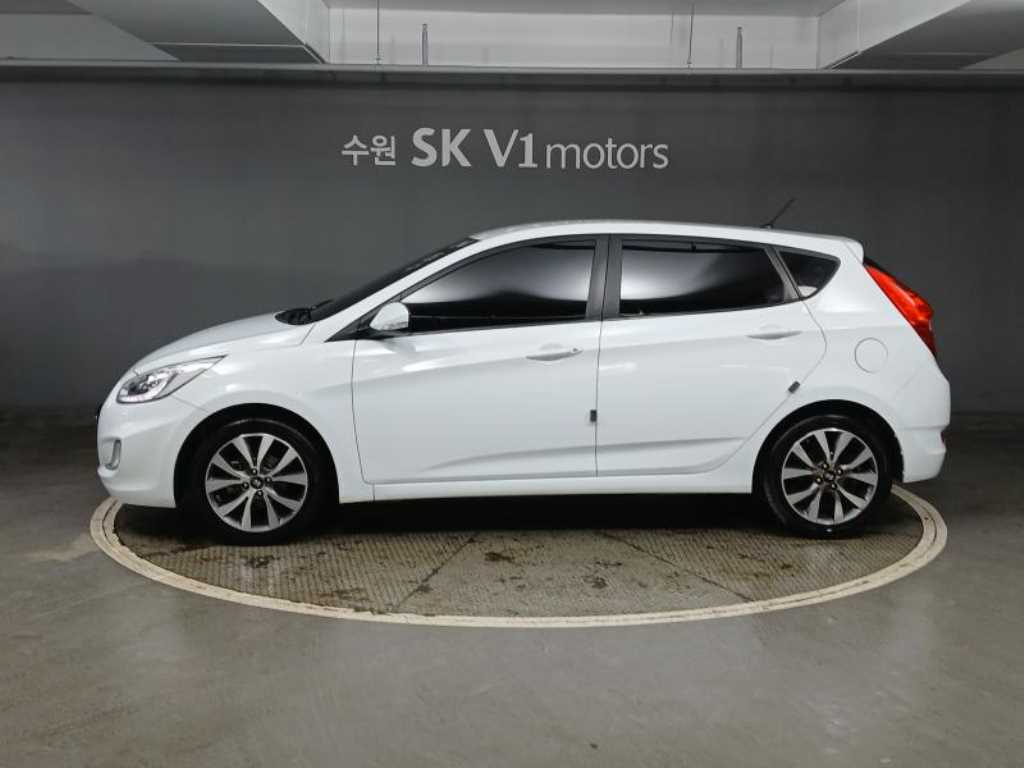 HYUNDAI Accent - Vista 2