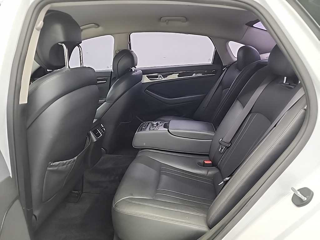 HYUNDAI Genesis - Vista 12