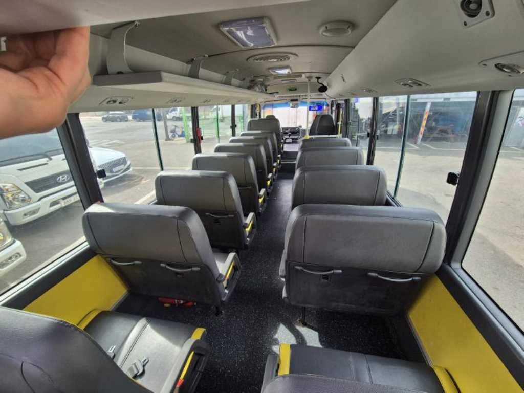 medium and large bus Hyundai bus - Vista 8