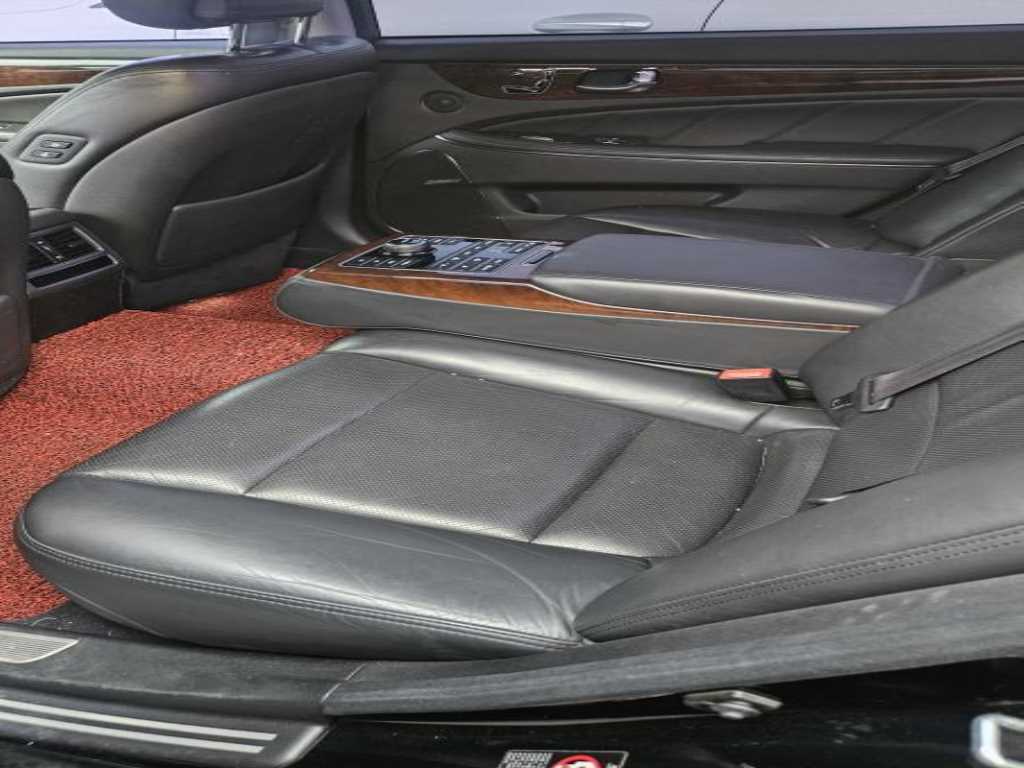 HYUNDAI Equus - Vista 9