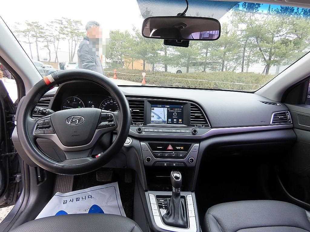 HYUNDAI Avante - Vista 7