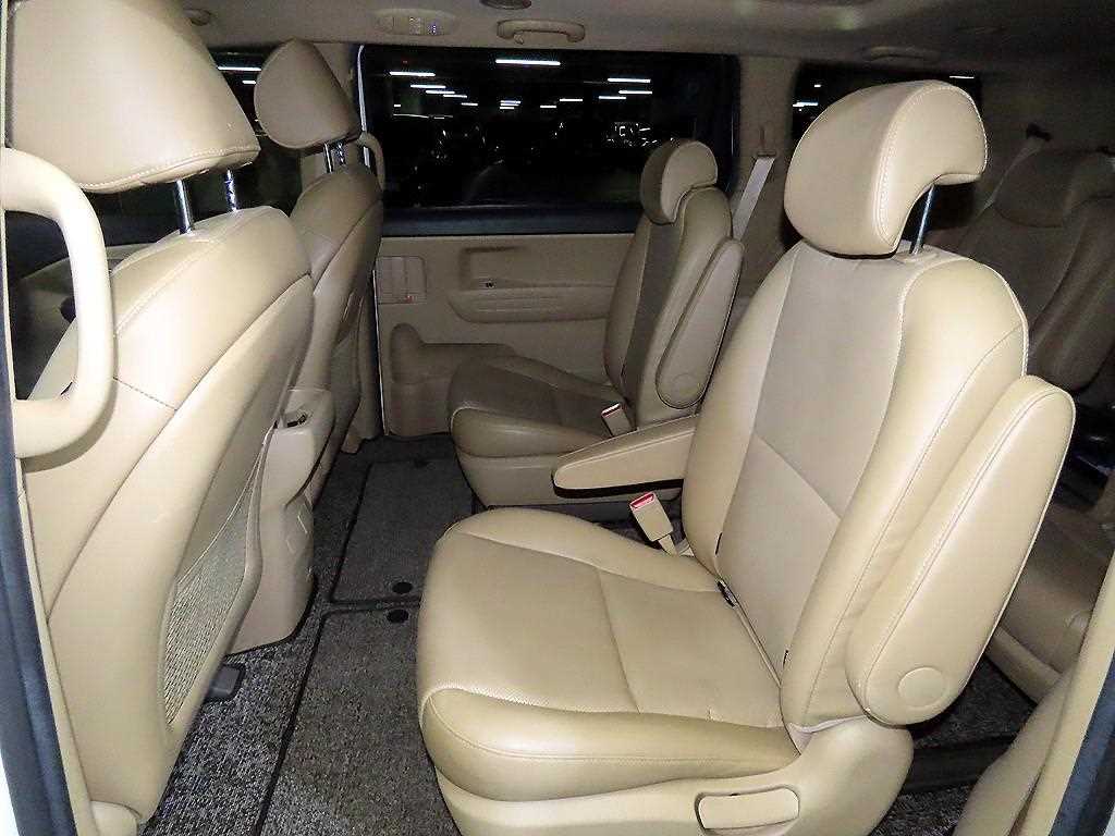 KIA Carnival - Vista 7