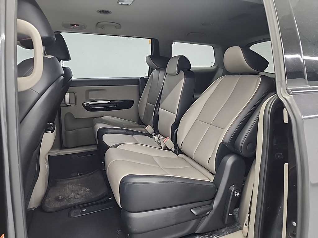 KIA Carnival - Vista 12