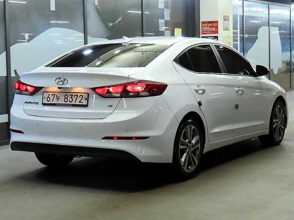 HYUNDAI Avante - Vista 4