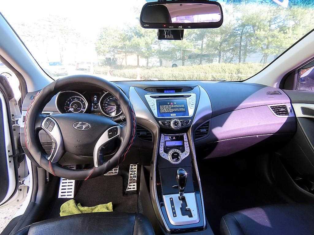 HYUNDAI Avante - Vista 7