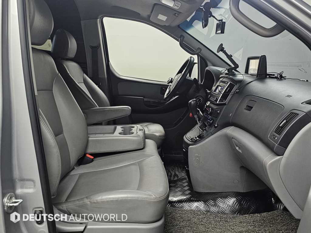 HYUNDAI Starex - Vista 10