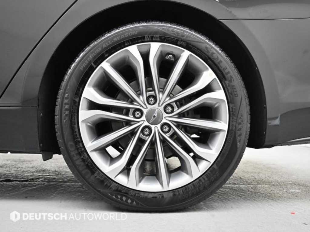 HYUNDAI Genesis - Vista 5