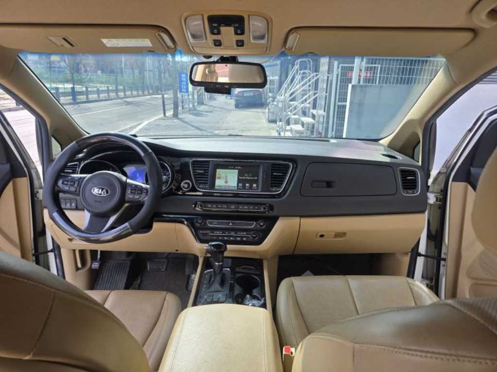 KIA Carnival - Vista 6