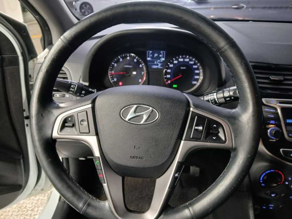 HYUNDAI Accent - Vista 8