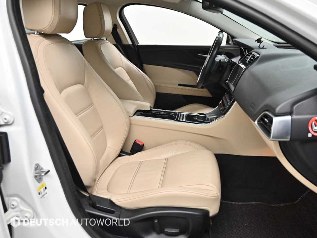 Jaguar XE - Vista 10