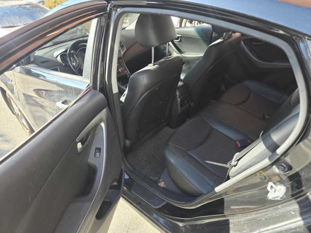 HYUNDAI Avante - Vista 9