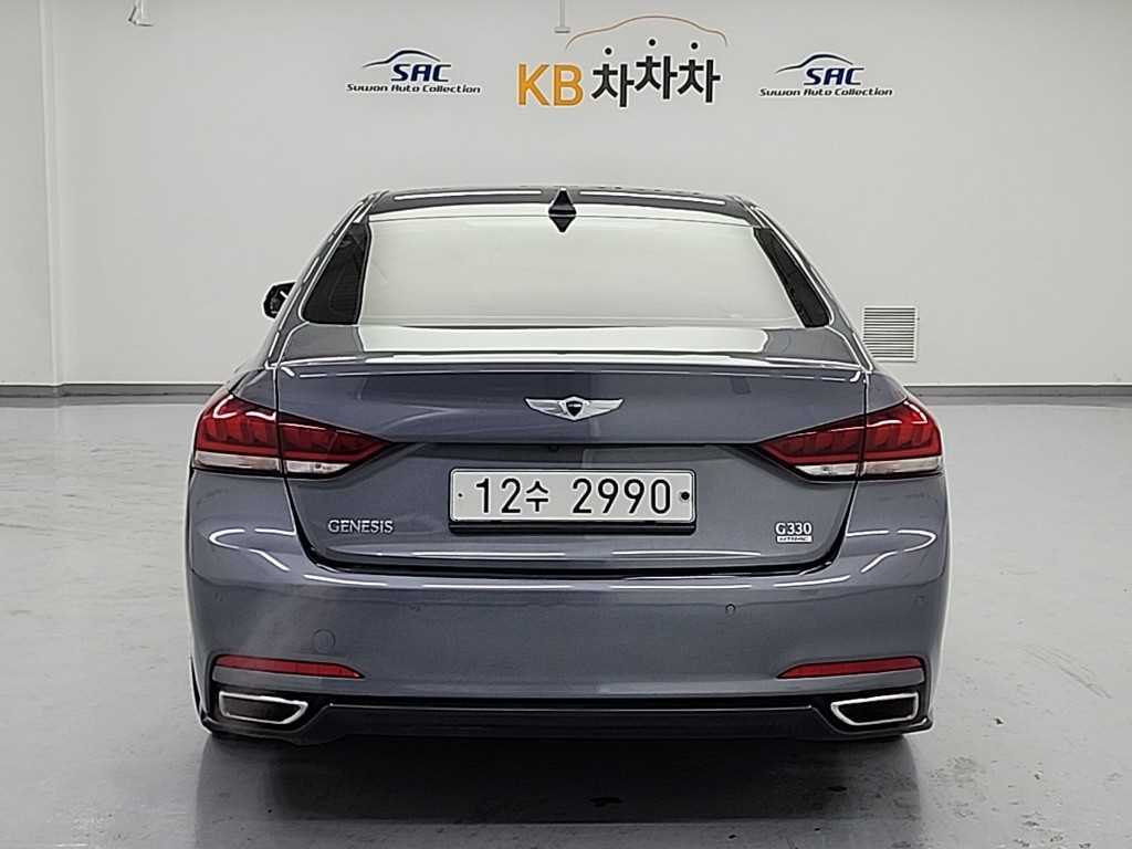 HYUNDAI Genesis - Vista 3