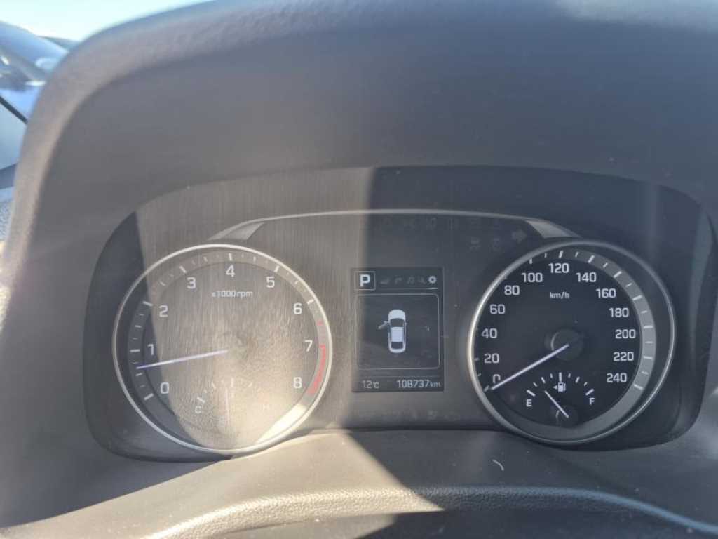 HYUNDAI Avante - Vista 9